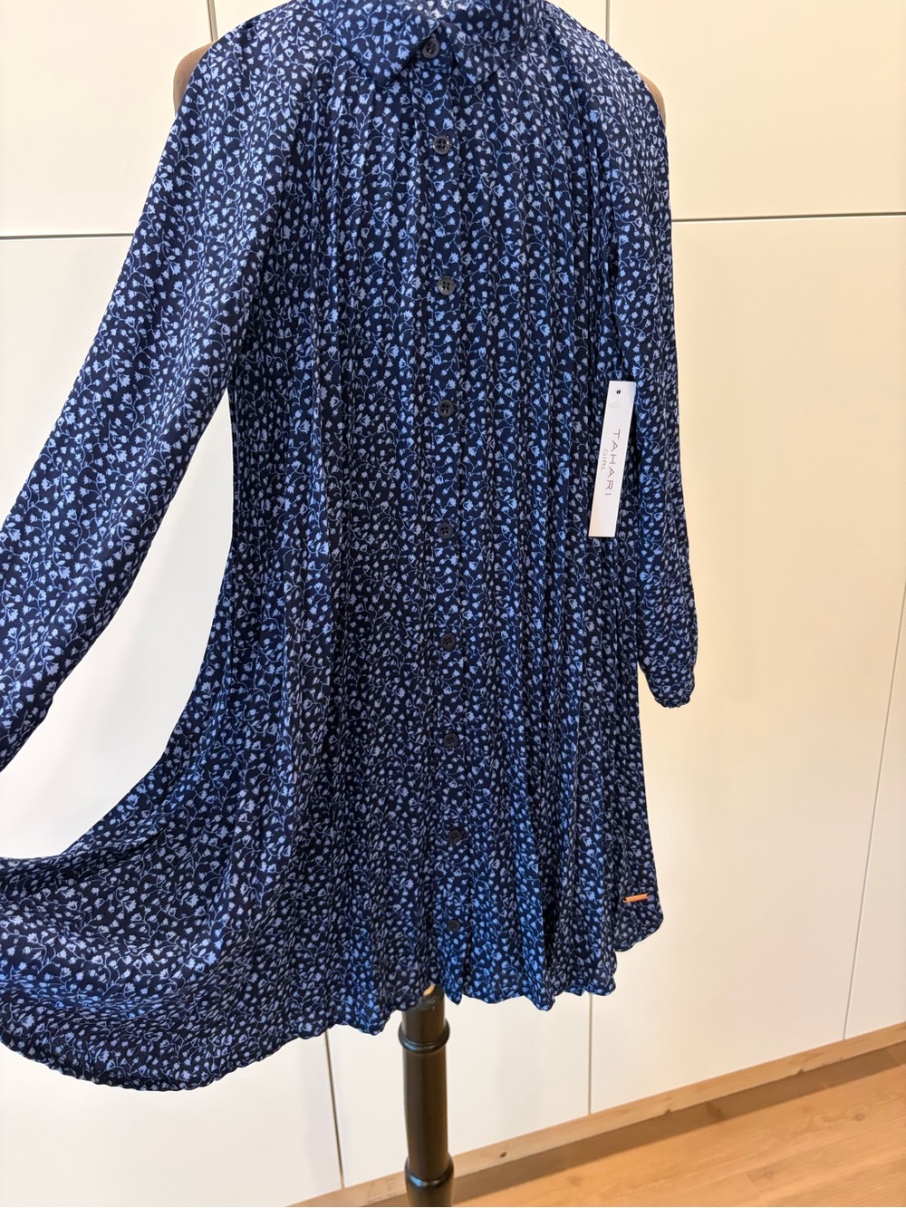 Tahari , new tag . size 8 girls Navy Floral Button-Front Shirt Dress